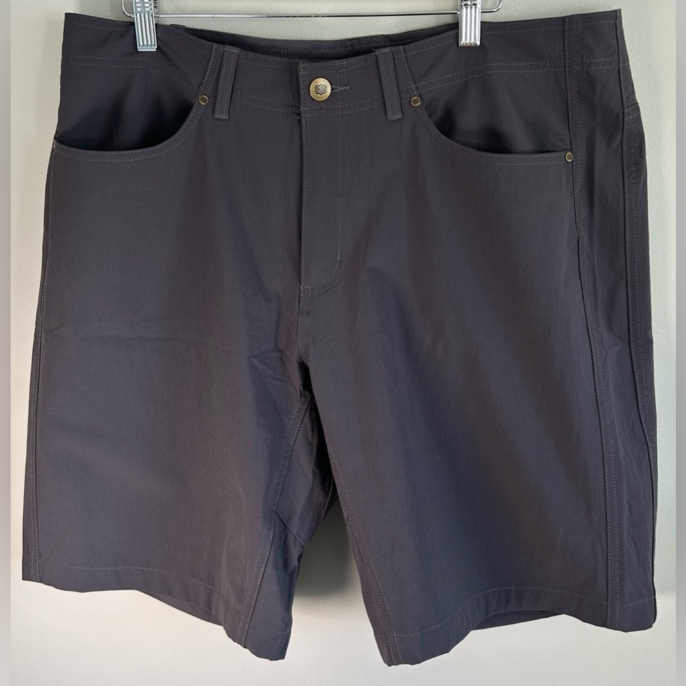 Sherpa Adventure Gear Men’s Gray Shorts Stretch Pockets Hiking Cargo Size 38 EUC